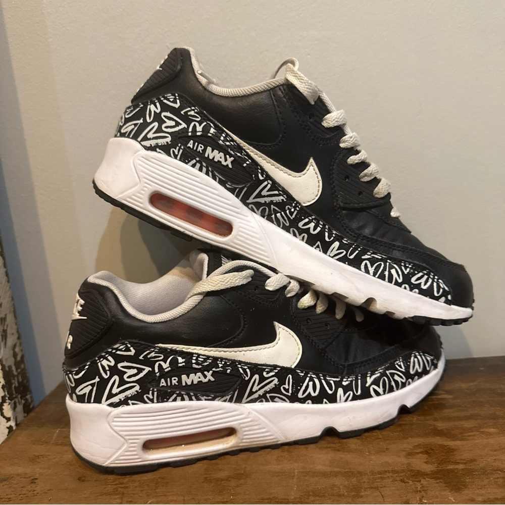 Nike Air Max 90 Black White Hearts Print LTR Sz 6.5 Y 7 Women’s